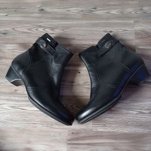Aravon fairlee ankle boot on sale